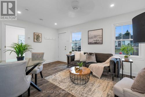 15 Shakespeare Ave, St. Catharines, ON - Indoor Photo Showing Living Room