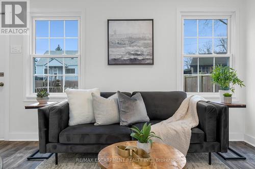 15 Shakespeare Ave, St. Catharines, ON - Indoor Photo Showing Living Room