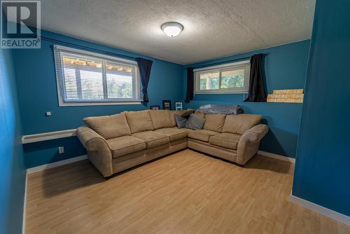 8716 Westsyde Road, Kamloops, BC - Indoor Photo Showing Living Room