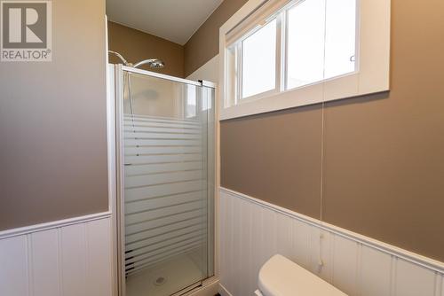 8716 Westsyde Road, Kamloops, BC - Indoor Photo Showing Bathroom