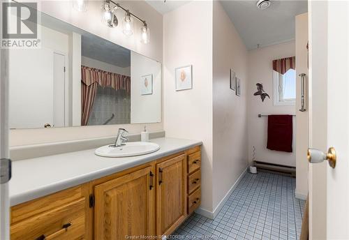 282 Hennessey Rd, Moncton, NB - Indoor Photo Showing Bathroom