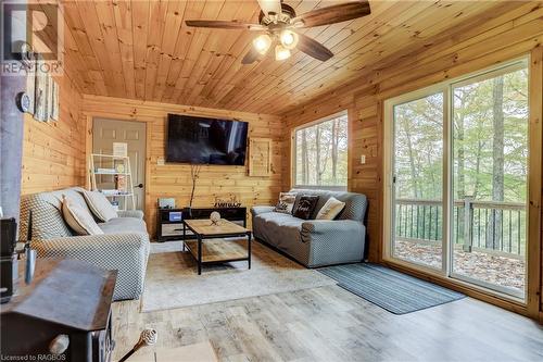 149 Tammy'S Cove Road, Miller Lake, ON - Indoor Photo Showing Living Room