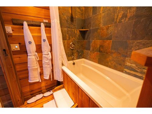 6225 Porto Rico Ymir Road, Ymir, BC - Indoor Photo Showing Bathroom