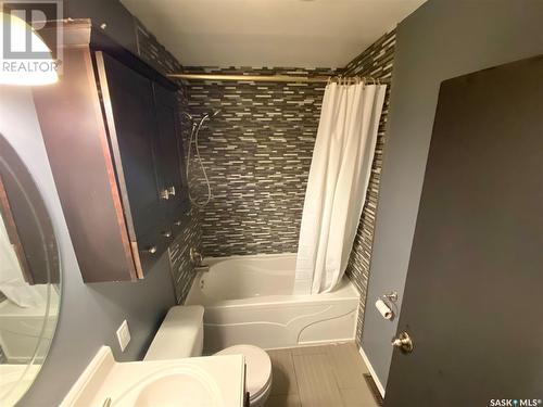 310 3Rd Avenue Nw, Swift Current, SK - Indoor Photo Showing Bathroom