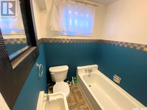 310 3Rd Avenue Nw, Swift Current, SK - Indoor Photo Showing Bathroom