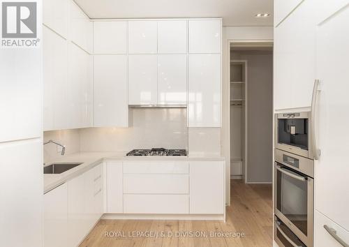 1602 - 68 Yorkville Avenue, Toronto, ON - Indoor Photo Showing Kitchen With Upgraded Kitchen