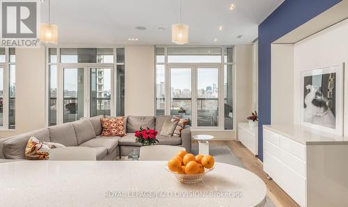 1602 - 68 Yorkville Avenue, Toronto, ON - Indoor Photo Showing Living Room