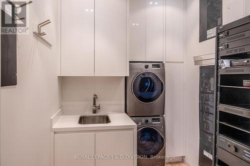 1602 - 68 Yorkville Avenue, Toronto, ON - Indoor Photo Showing Laundry Room