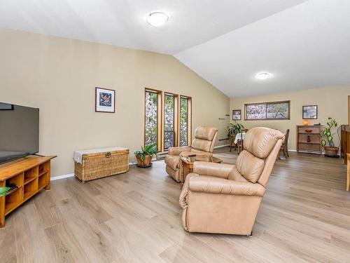 7996 Greendale Rd, Lake Cowichan, BC - Indoor Photo Showing Living Room