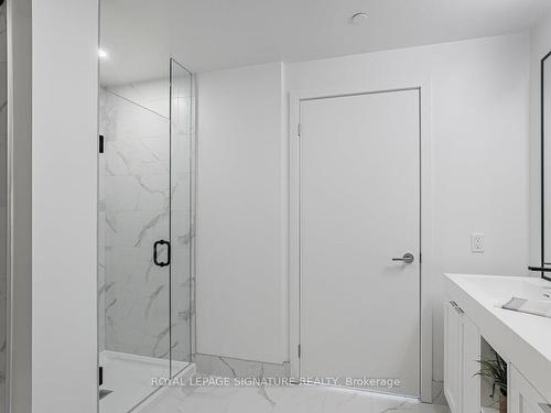 215-250 Lawrence Ave W, Toronto, ON - Indoor Photo Showing Bathroom