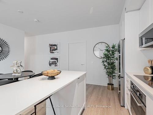 215-250 Lawrence Ave W, Toronto, ON - Indoor Photo Showing Kitchen