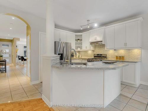 83 Longwood Ave, Richmond Hill, ON - Indoor Photo Showing Kitchen With Double Sink With Upgraded Kitchen