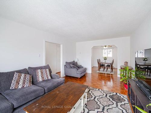 9-2380 Bromsgrove Rd, Mississauga, ON - Indoor Photo Showing Living Room