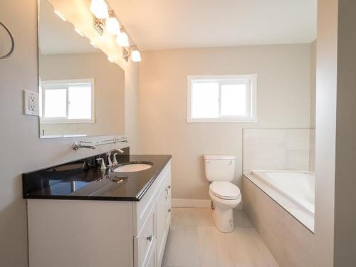 647/649 Reemon Drive, Kamloops, BC - Indoor Photo Showing Bathroom
