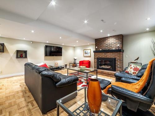 Salle familiale - 7495 Ch. Wavell, Côte-Saint-Luc, QC - Indoor With Fireplace