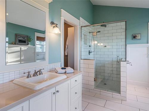 8038 Lantzville Rd, Lantzville, BC - Indoor Photo Showing Bathroom