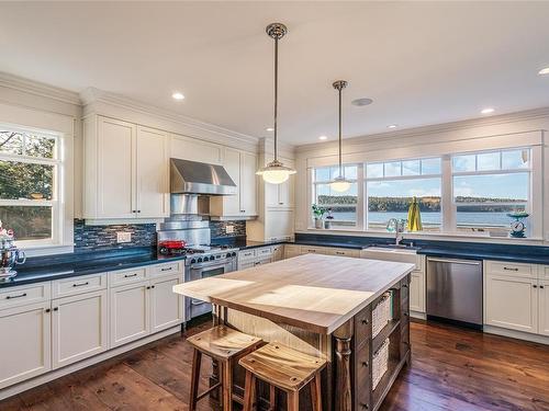 8038 Lantzville Rd, Lantzville, BC - Indoor Photo Showing Kitchen With Upgraded Kitchen