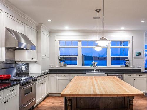 8038 Lantzville Rd, Lantzville, BC - Indoor Photo Showing Kitchen With Double Sink