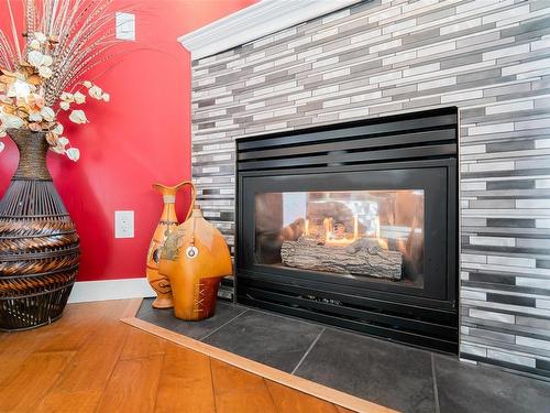 502-154 Promenade Dr, Nanaimo, BC - Indoor Photo Showing Living Room With Fireplace