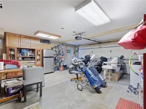 524 Washington Cres, Courtenay, BC - Indoor Photo Showing Garage