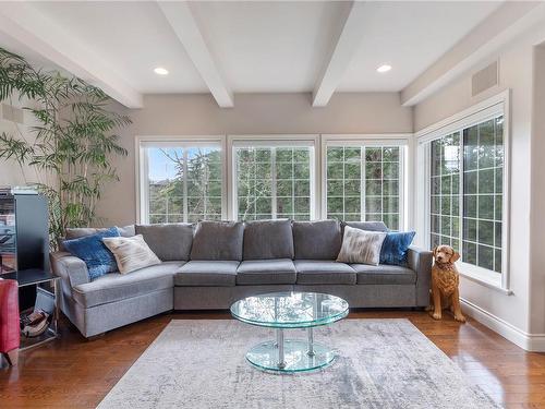 4373 Wildflower Lane, Saanich, BC - Indoor Photo Showing Living Room