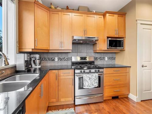 19-551 Bezanton Way, Colwood, BC - Indoor Photo Showing Kitchen With Double Sink