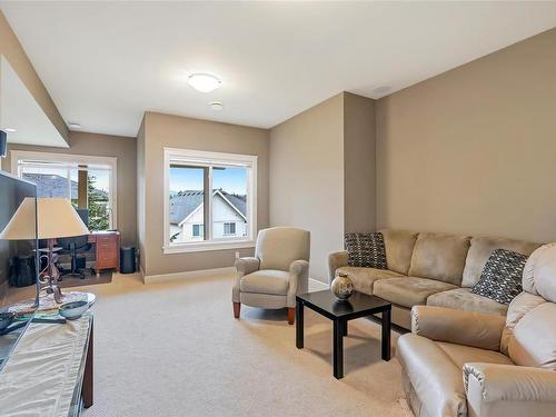 19-551 Bezanton Way, Colwood, BC - Indoor Photo Showing Living Room