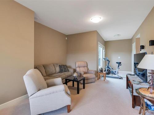 19-551 Bezanton Way, Colwood, BC - Indoor Photo Showing Living Room
