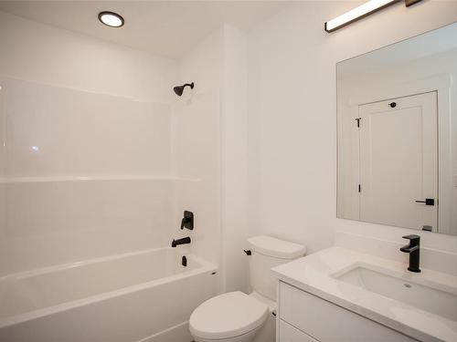 105-340 2Nd Ave, Ladysmith, BC - Indoor Photo Showing Bathroom