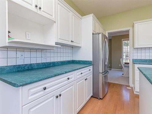 1125 Miraloma Dr, Qualicum Beach, BC - Indoor Photo Showing Kitchen