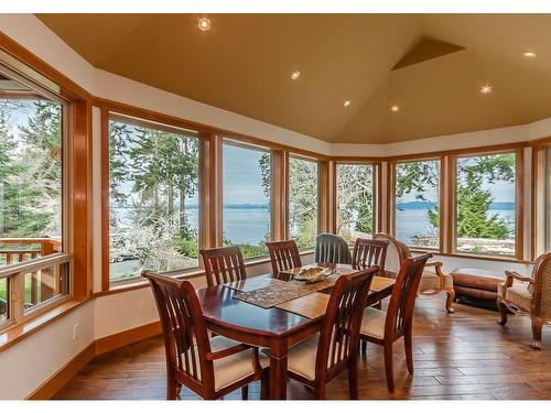 5151 Island Hwy West, Qualicum Beach, BC - Indoor Photo Showing Dining Room