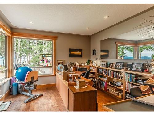 5151 Island Hwy West, Qualicum Beach, BC - Indoor Photo Showing Office