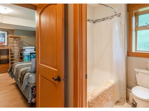 5151 Island Hwy West, Qualicum Beach, BC - Indoor Photo Showing Bathroom