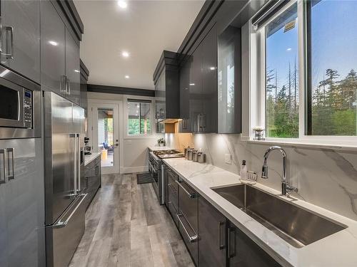 6118 Cottam Rd, Port Alberni, BC - Indoor Photo Showing Kitchen With Upgraded Kitchen