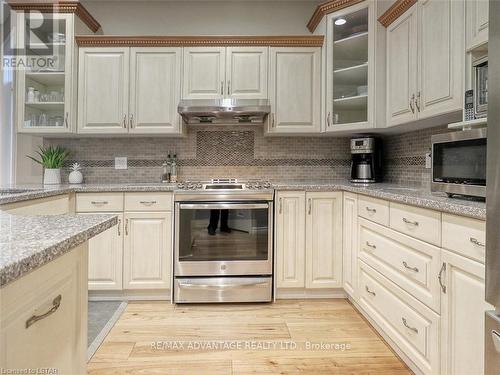 4207 Masterson Circle, London, ON - Indoor Photo Showing Kitchen With Upgraded Kitchen