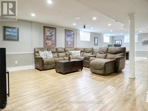 4207 Masterson Circle, London, ON - Indoor Photo Showing Living Room