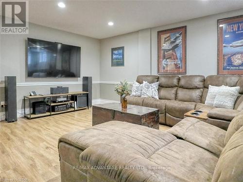 4207 Masterson Circle, London, ON - Indoor Photo Showing Living Room