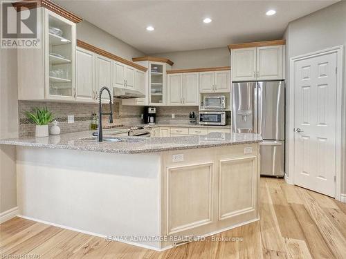 4207 Masterson Circle, London, ON - Indoor Photo Showing Kitchen With Upgraded Kitchen