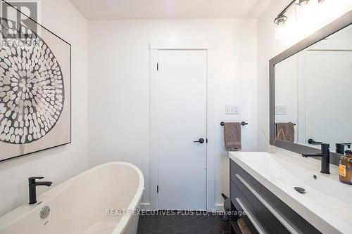 24 Madison St, Fort Erie, ON - Indoor Photo Showing Bathroom