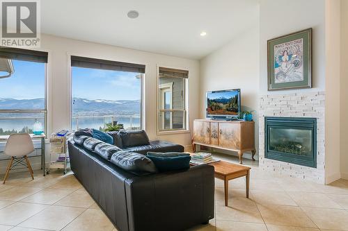 654 Dougherty Avenue, Kelowna, BC - Indoor Photo Showing Living Room With Fireplace