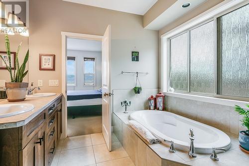 654 Dougherty Avenue, Kelowna, BC - Indoor Photo Showing Bathroom