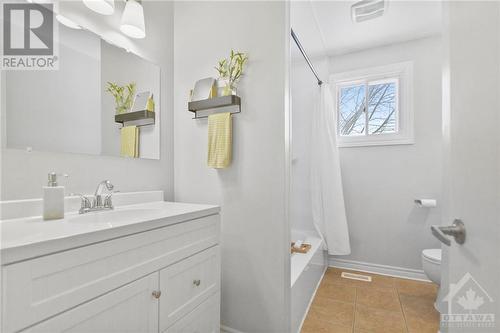 2 Laurie Court, Ottawa, ON - Indoor Photo Showing Bathroom