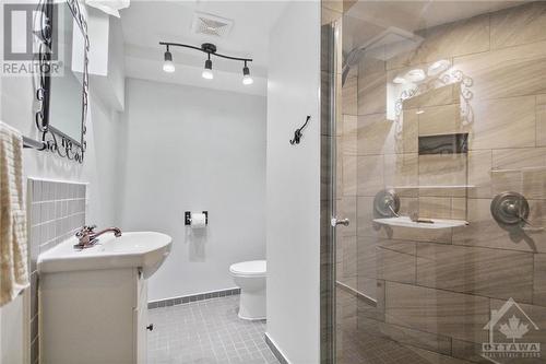 2 Laurie Court, Ottawa, ON - Indoor Photo Showing Bathroom