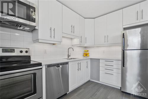 2 Laurie Court, Ottawa, ON - Indoor Photo Showing Kitchen With Upgraded Kitchen