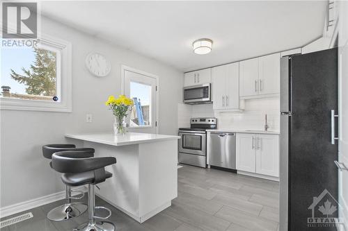 2 Laurie Court, Ottawa, ON - Indoor Photo Showing Kitchen With Upgraded Kitchen
