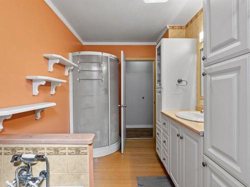 3904 32 Avenue, Vernon, BC - Indoor Photo Showing Bathroom