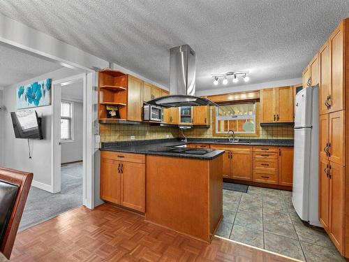3904 32 Avenue, Vernon, BC - Indoor Photo Showing Kitchen
