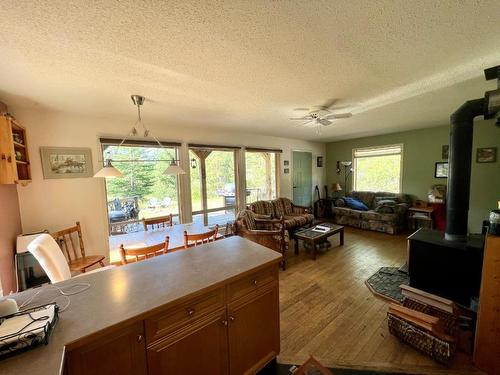 2556 Princeton Summerland Road, Princeton, BC - Indoor Photo Showing Living Room