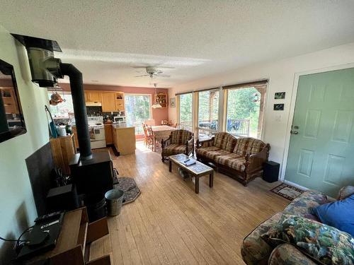 2556 Princeton Summerland Road, Princeton, BC - Indoor Photo Showing Living Room