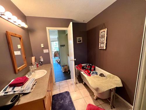 2556 Princeton Summerland Road, Princeton, BC - Indoor Photo Showing Bathroom
